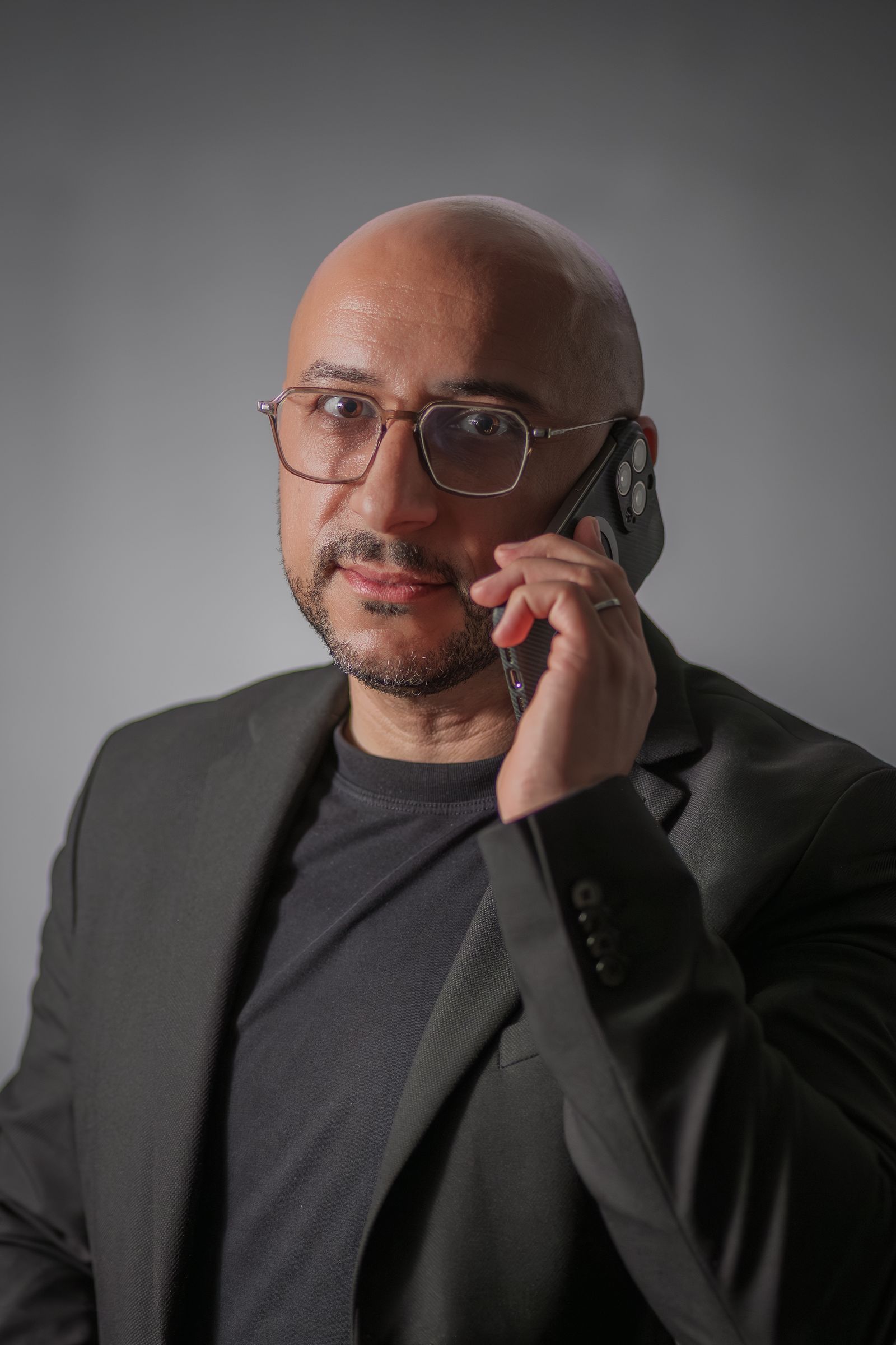 Salim Jebari au téléphone, en veste sombre, regard attentif
